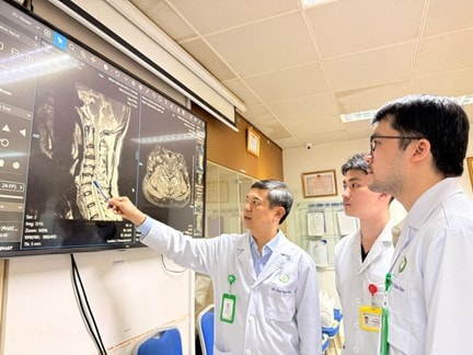 Việt kiều Anh trở về nước điều trị thành công hẹp ống sống cổ nặng, thoát nguy cơ liệt- Ảnh 1. Việt kiều Anh trở về nước điều trị thành công hẹp ống sống cổ nặng, thoát nguy cơ liệt- Ảnh 1.