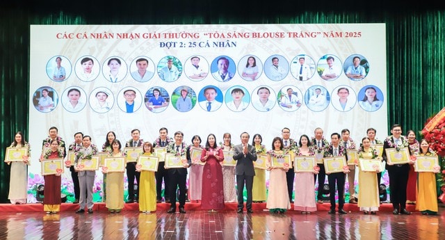 Đà Nẵng trao giải thưởng 'Tỏa sáng Blouse trắng'- Ảnh 1.