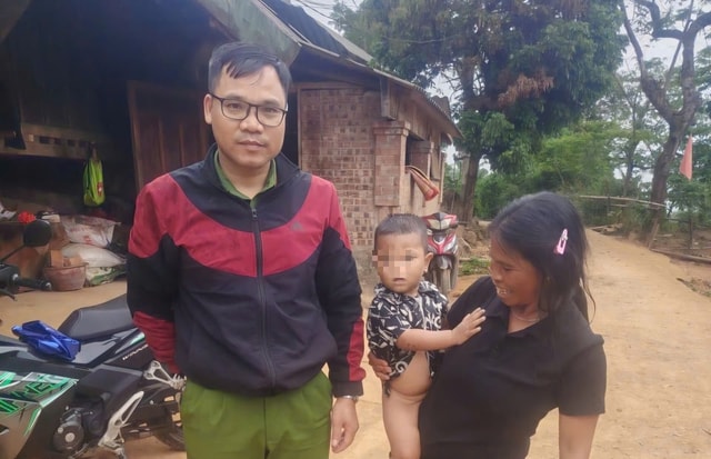 Cán bộ công an lao xuống hồ nước sâu cứu cháu bé 2 tuổi- Ảnh 1.