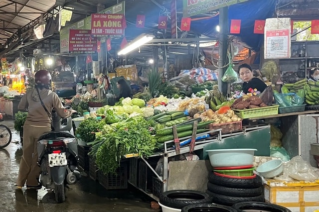 Hết Tết, người dân 'giải ngấy': Rau xanh đắt hàng- Ảnh 1.