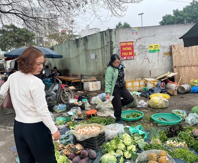 Hết Tết, người dân 'giải ngấy': Rau xanh đắt hàng- Ảnh 3.