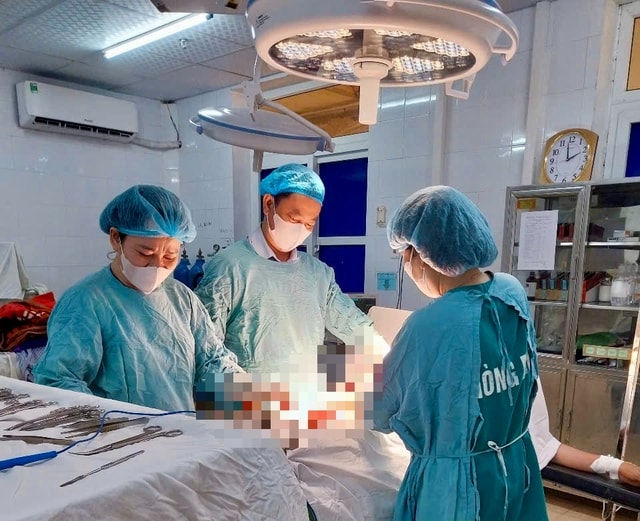 Người phụ nữ có khối u xơ tử cung to như quả bưởi- Ảnh 1.