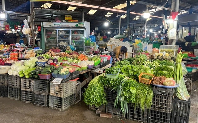 Hết Tết, người dân 'giải ngấy': Rau xanh đắt hàng- Ảnh 2.