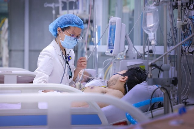 'Những thiên thần áo trắng' căng mình giành lại sự sống cho người bệnh sốt xuất huyết Dengue- Ảnh 1.