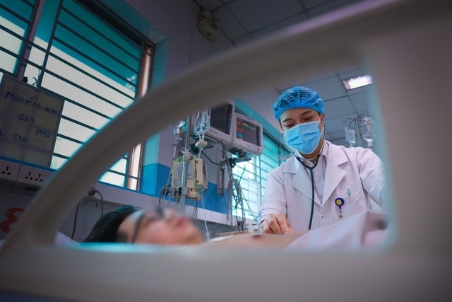 'Những thiên thần áo trắng' căng mình giành lại sự sống cho người bệnh sốt xuất huyết Dengue- Ảnh 3.