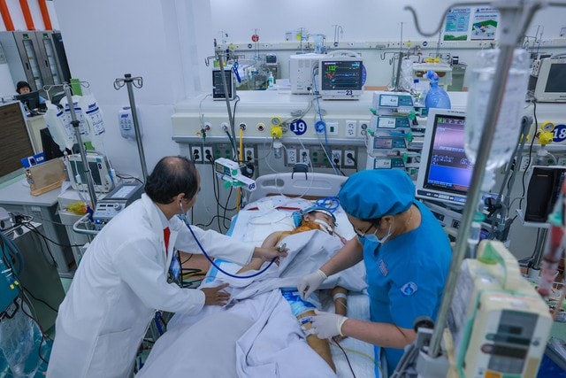 'Những thiên thần áo trắng' căng mình giành lại sự sống cho người bệnh sốt xuất huyết Dengue- Ảnh 4.