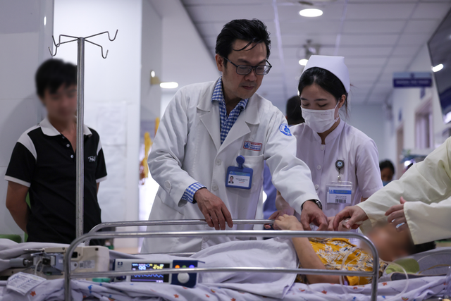 'Những thiên thần áo trắng' căng mình giành lại sự sống cho người bệnh sốt xuất huyết Dengue- Ảnh 5.