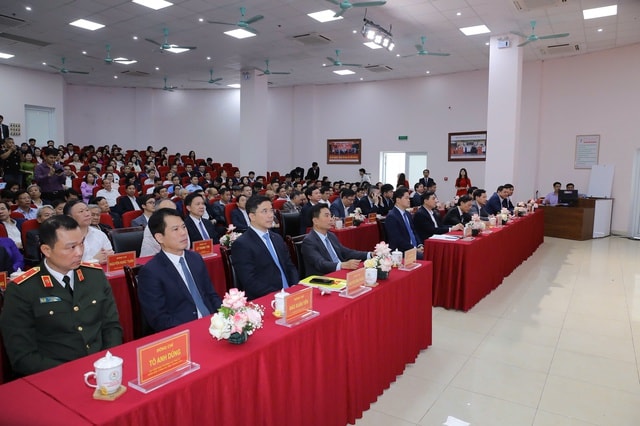 Thứ trưởng Thường trực Bộ Y tế Vũ Mạnh Hà dự lễ khánh thành hệ thống xạ trị gia tốc tại Bệnh viện Ung bướu Thanh Hóa- Ảnh 1.