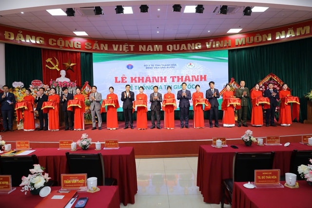 Thứ trưởng Thường trực Bộ Y tế Vũ Mạnh Hà dự lễ khánh thành hệ thống xạ trị gia tốc tại Bệnh viện Ung bướu Thanh Hóa- Ảnh 5.