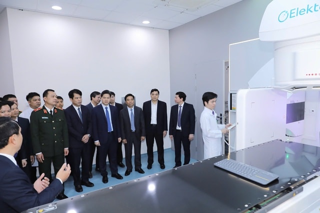 Thứ trưởng Thường trực Bộ Y tế Vũ Mạnh Hà dự lễ khánh thành hệ thống xạ trị gia tốc tại Bệnh viện Ung bướu Thanh Hóa- Ảnh 7.