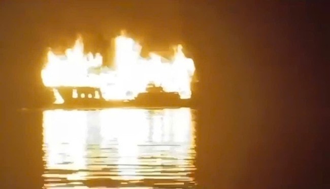 Cháy tàu du lịch trên Vịnh Hạ Long, toàn bộ du khách an toàn- Ảnh 1.