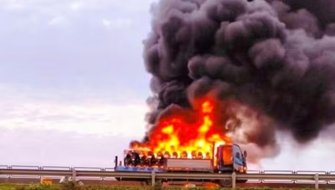 Ô tô tải chở xe máy bất ngờ bốc cháy dữ dội trên cao tốc Bắc - Nam- Ảnh 1.