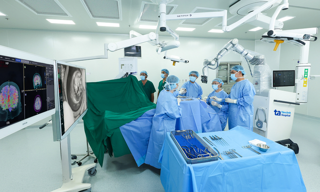 Bệnh viện Đa khoa Tâm Anh TP HCM nhận kỷ lục châu Á về phẫu thuật u não, đột quỵ bằng Robot AI- Ảnh 2. Bệnh viện Đa khoa Tâm Anh TP HCM nhận kỷ lục châu Á về phẫu thuật u não, đột quỵ bằng Robot AI- Ảnh 2.