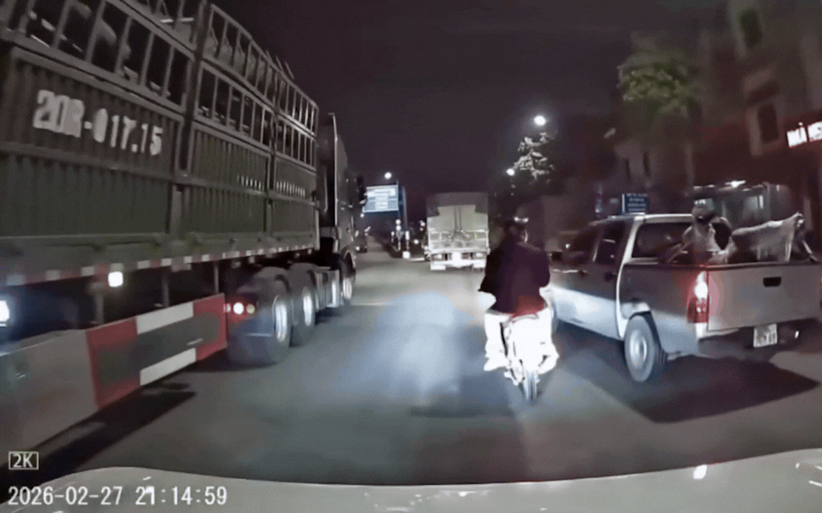 Hà Nội: Xe bán tải tạt đầu, 3 người trên xe máy ngã sát gầm xe tải- Ảnh 2.