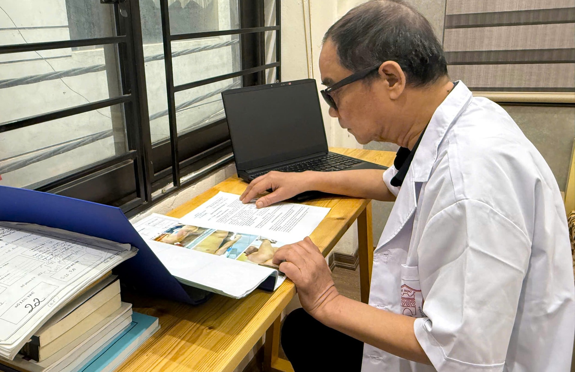 Người thầy y khoa trước lằn ranh sự thật (2): Hơn 40 năm ở 'tuyến cuối'- Ảnh 2. Người thầy y khoa trước lằn ranh sự thật (2): Hơn 40 năm ở 'tuyến cuối'- Ảnh 2.