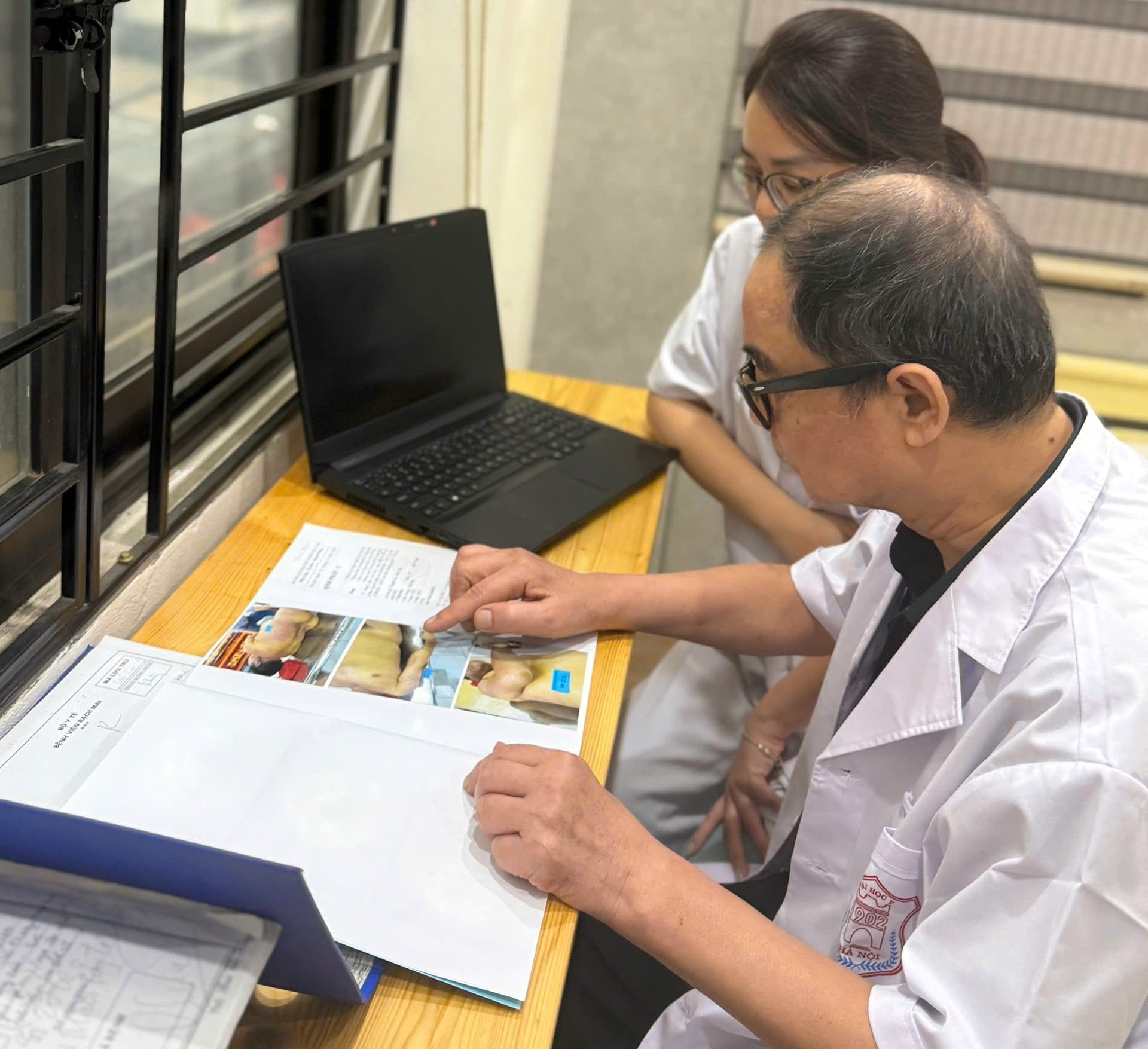 Người thầy y khoa trước lằn ranh sự thật (2): Hơn 40 năm ở 'tuyến cuối'- Ảnh 7. Người thầy y khoa trước lằn ranh sự thật (2): Hơn 40 năm ở 'tuyến cuối'- Ảnh 7.