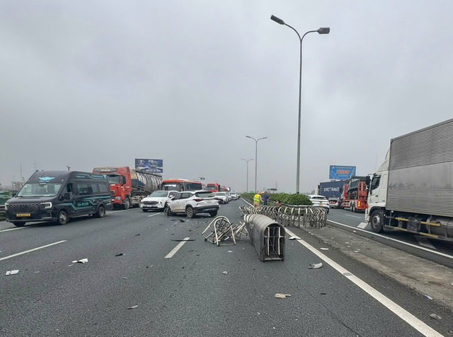 Sáng 28/2, tai nạn liên hoàn giữa 4 ô tô xảy ra tại Km190 trên Cao tốc Pháp Vân – Cầu Giẽ, hướng Hà Nội đi Thanh Hóa. Một xe Kia văng qua dải phân cách, giao thông ùn tắc hai chiều. Sáng 28/2, tai nạn liên hoàn giữa 4 ô tô xảy ra tại Km190 trên Cao tốc Pháp Vân – Cầu Giẽ, hướng Hà Nội đi Thanh Hóa. Một xe Kia văng qua dải phân cách, giao thông ùn tắc hai chiều.