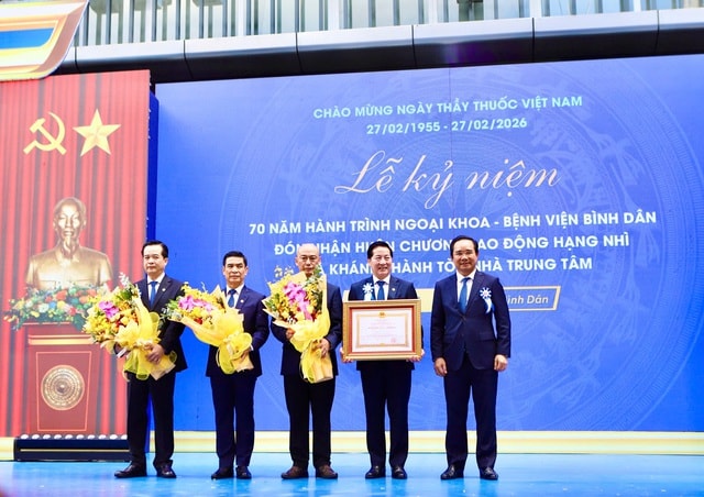 Bệnh viện Bình Dân đón nhận Huân chương Lao động hạng Nhì- Ảnh 2.