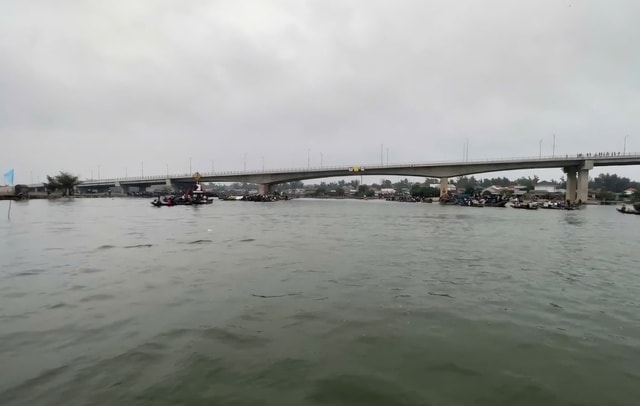 Hai người tử vong do lật thuyền, dừng giải đua ghe ở Huế- Ảnh 1.