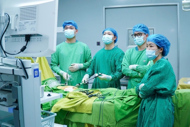 Người phụ nữ có 2 khối u quái hiếm gặp ở ổ bụng và buồng trứng- Ảnh 1.