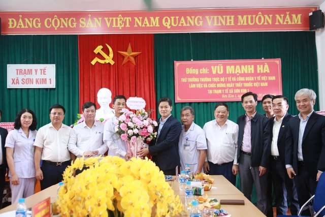 Thứ trưởng Thường trực Bộ Y tế dự chương trình khám bệnh, tặng quà người dân Hà Tĩnh- Ảnh 6. Thứ trưởng Thường trực Bộ Y tế dự chương trình khám bệnh, tặng quà người dân Hà Tĩnh- Ảnh 6.