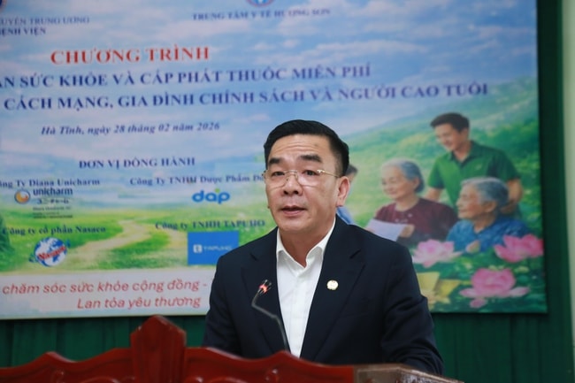 Thứ trưởng Thường trực Bộ Y tế dự chương trình khám bệnh, tặng quà người dân Hà Tĩnh- Ảnh 2. TS Nguyễn Lương Tâm, Chủ tịch Công đoàn Y tế Việt Nam phát biểu tại chương trình.