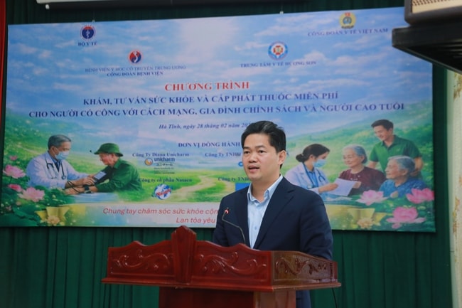 Thứ trưởng Thường trực Bộ Y tế dự chương trình khám bệnh, tặng quà người dân Hà Tĩnh- Ảnh 1. Thứ trưởng Thường trực Bộ Y tế Vũ Mạnh Hà ghi nhận và đánh giá cao sự chủ động, tích cực của Công đoàn Y tế Việt Nam.