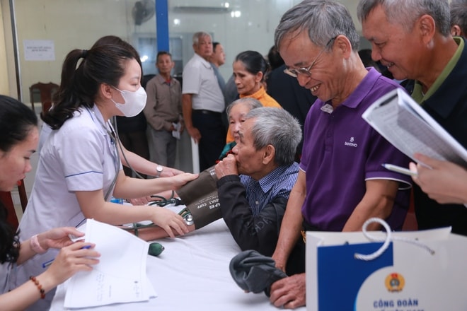 Thứ trưởng Thường trực Bộ Y tế dự chương trình khám bệnh, tặng quà người dân Hà Tĩnh- Ảnh 3. Thứ trưởng Thường trực Bộ Y tế dự chương trình khám bệnh, tặng quà người dân Hà Tĩnh- Ảnh 3.