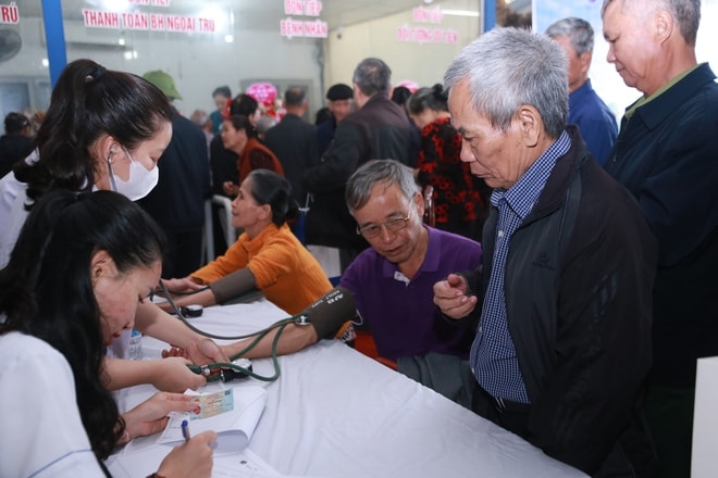 Thứ trưởng Thường trực Bộ Y tế dự chương trình khám bệnh, tặng quà người dân Hà Tĩnh- Ảnh 4. Thứ trưởng Thường trực Bộ Y tế dự chương trình khám bệnh, tặng quà người dân Hà Tĩnh- Ảnh 4.