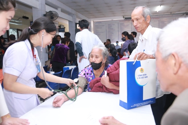 Thứ trưởng Thường trực Bộ Y tế dự chương trình khám bệnh, tặng quà người dân Hà Tĩnh- Ảnh 5. Thứ trưởng Thường trực Bộ Y tế dự chương trình khám bệnh, tặng quà người dân Hà Tĩnh- Ảnh 5.