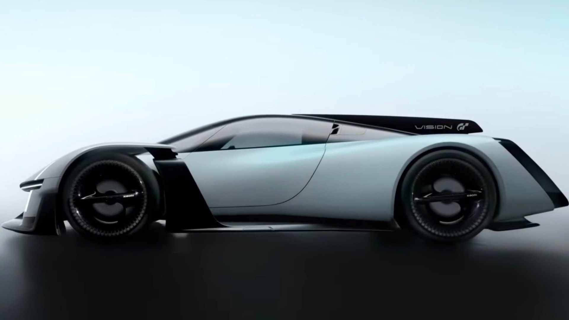 Thân xe được kéo dài với các đường gân nổi khối và hệ thống cửa cắt kéo tạo nên diện mạo khí động học.