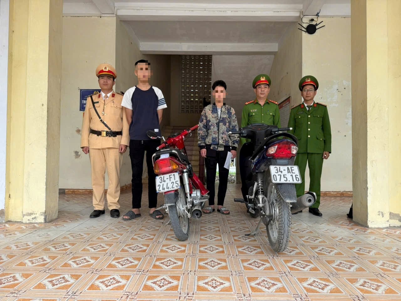 Bất ngờ hàng loạt lỗi vi phạm của 2 thanh niên tham gia giao thông- Ảnh 2. Bất ngờ hàng loạt lỗi vi phạm của 2 thanh niên tham gia giao thông- Ảnh 2.