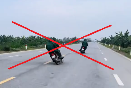 Bất ngờ hàng loạt lỗi vi phạm của 2 thanh niên tham gia giao thông- Ảnh 1. Bất ngờ hàng loạt lỗi vi phạm của 2 thanh niên tham gia giao thông- Ảnh 1.