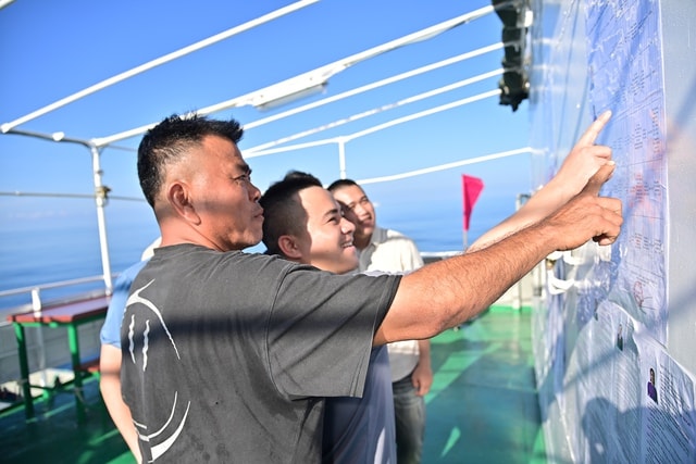 Nhiều cử tri nơi đầu sóng hào hứng đi bầu cử sớm- Ảnh 1. Nhiều cử tri nơi đầu sóng hào hứng đi bầu cử sớm- Ảnh 1.