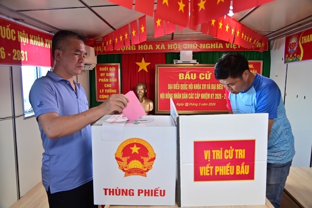 Nhiều cử tri nơi đầu sóng hào hứng đi bầu cử sớm- Ảnh 2. Nhiều cử tri nơi đầu sóng hào hứng đi bầu cử sớm- Ảnh 2.