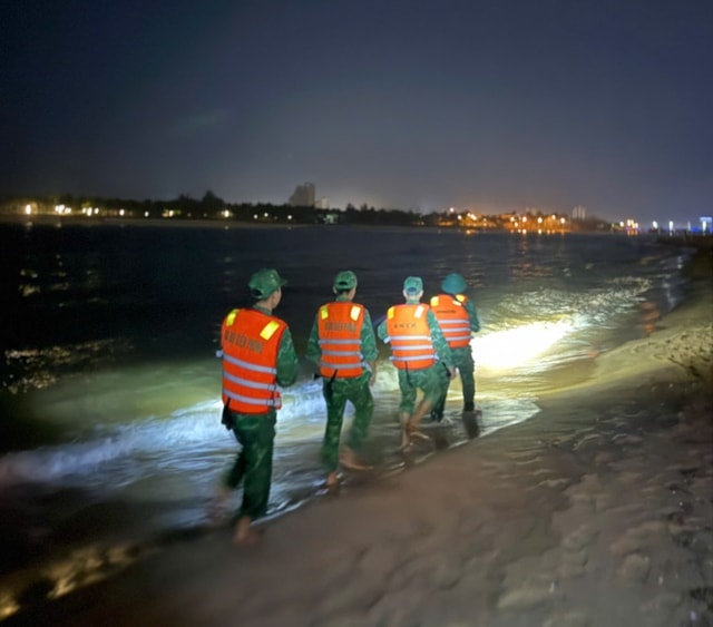 Tìm kiếm nam du khách quê Phú Thọ sóng cuốn mất tích khi tắm biển Nhật Lệ- Ảnh 1. Tìm kiếm nam du khách quê Phú Thọ sóng cuốn mất tích khi tắm biển Nhật Lệ- Ảnh 1.