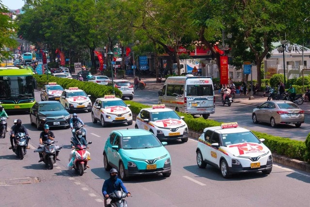 Hà Nội sẽ chuyển đổi hoàn toàn taxi sang xe điện, nồng độ bụi mịn giảm thế nào?- Ảnh 1. Hà Nội sẽ chuyển đổi hoàn toàn taxi sang xe điện, nồng độ bụi mịn giảm thế nào?- Ảnh 1.
