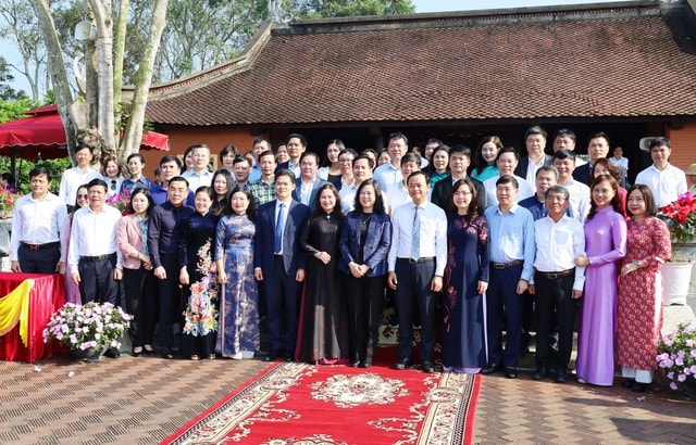 Bộ trưởng Bộ Y tế dâng hương tưởng niệm Đại danh y Hải Thượng Lãn Ông Lê Hữu Trác- Ảnh 4. Bộ trưởng Bộ Y tế dâng hương tưởng niệm Đại danh y Hải Thượng Lãn Ông Lê Hữu Trác- Ảnh 4.