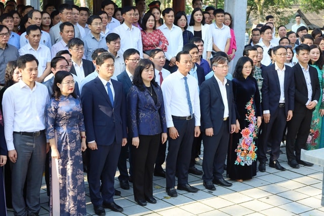 Bộ trưởng Bộ Y tế dâng hương tưởng niệm Đại danh y Hải Thượng Lãn Ông Lê Hữu Trác- Ảnh 1. Bộ trưởng Bộ Y tế dâng hương tưởng niệm Đại danh y Hải Thượng Lãn Ông Lê Hữu Trác- Ảnh 1.