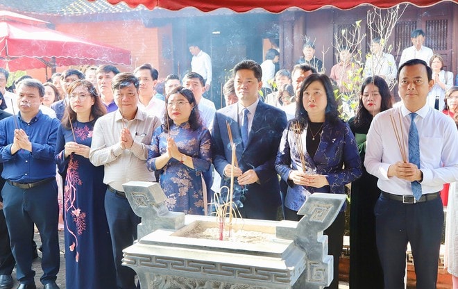 Bộ trưởng Bộ Y tế dâng hương tưởng niệm Đại danh y Hải Thượng Lãn Ông Lê Hữu Trác- Ảnh 3. Bộ trưởng Bộ Y tế dâng hương tưởng niệm Đại danh y Hải Thượng Lãn Ông Lê Hữu Trác- Ảnh 3.