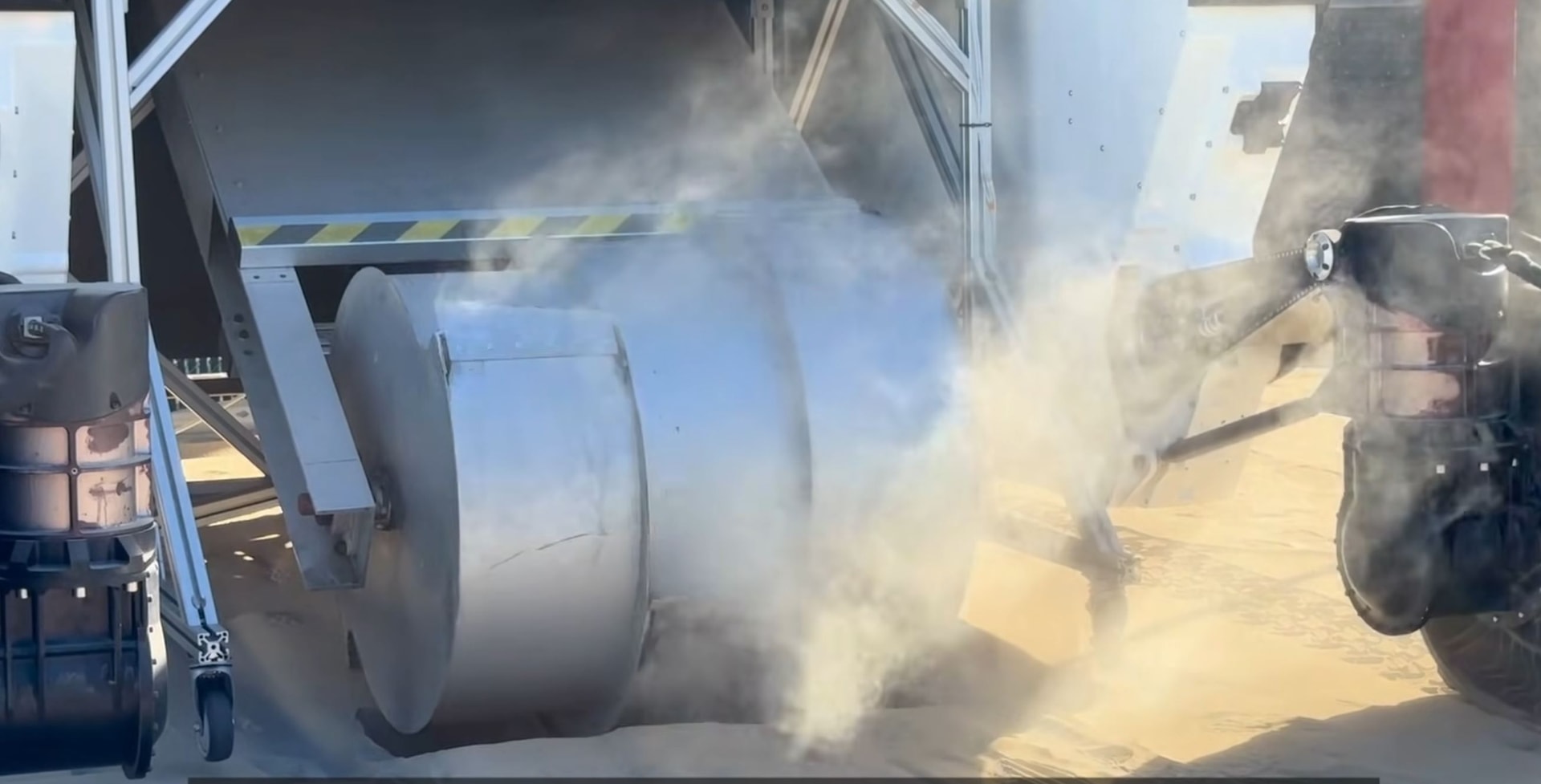 Máy xúc điện đào bới lớp đất mô phỏng trên bề mặt Mặt Trăng.