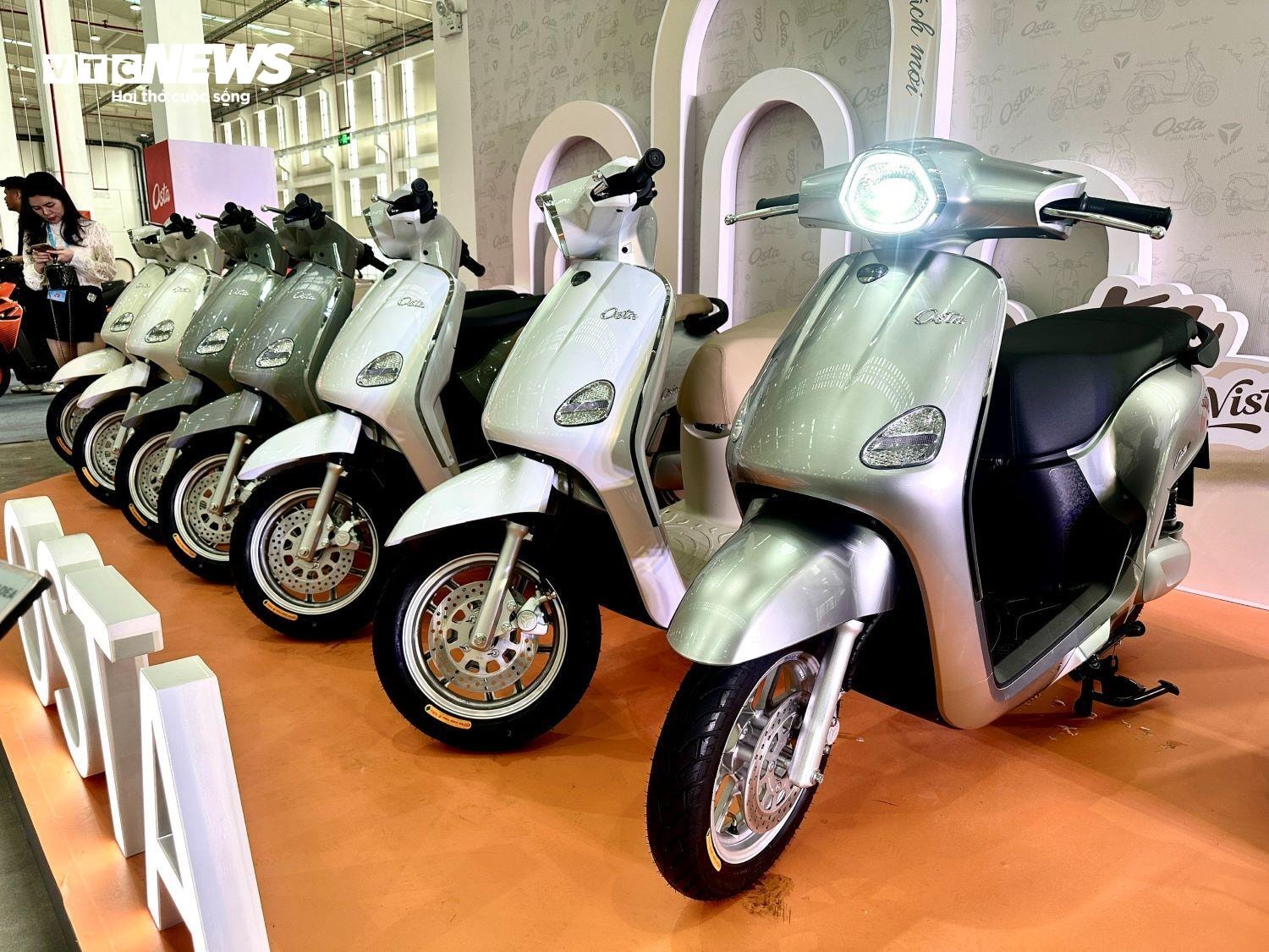 Yadea Osta trang bị pin Lithium 72V 45Ah - cấu hình cao hơn so với ắc quy Graphene thường thấy trên các mẫu phổ thông. (Ảnh: Mạnh Hùng)