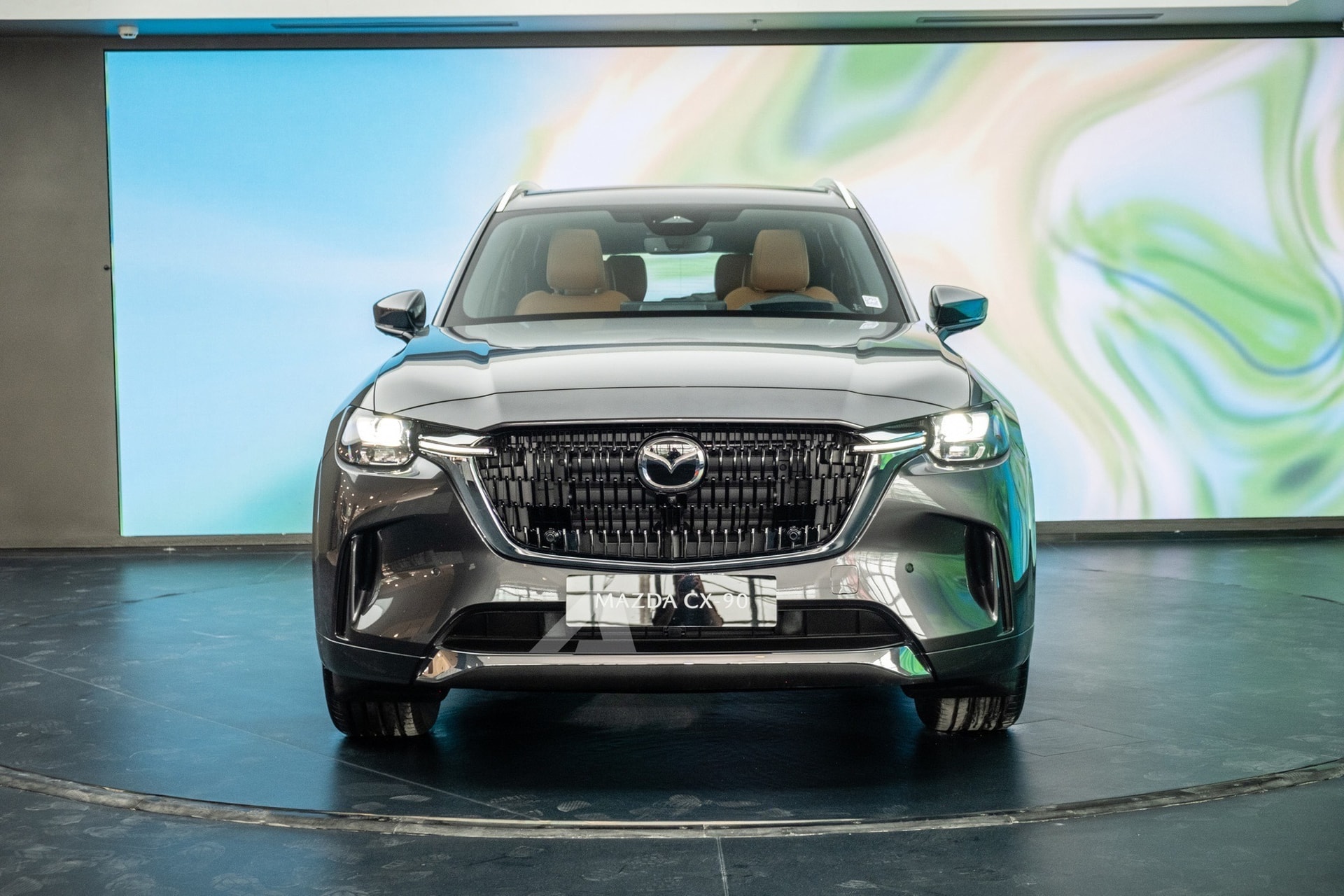 Lưới tản nhiệt kích thước lớn kết hợp cùng cụm đèn chiếu sáng đặc trưng của Mazda.