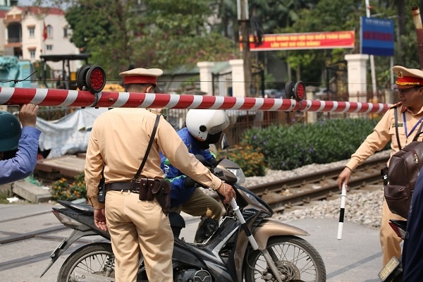 Hà Nội: Shipper cố tình vượt rào chắn, kẹt cứng giữa đường ngang khi tàu sắp đến- Ảnh 1.