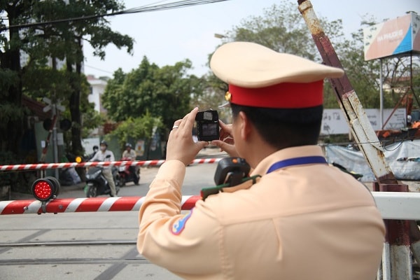 Hà Nội: Shipper cố tình vượt rào chắn, kẹt cứng giữa đường ngang khi tàu sắp đến- Ảnh 3.