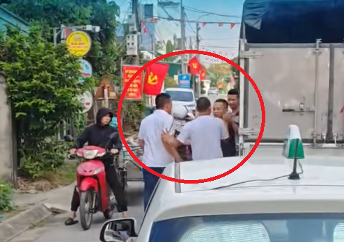Nhường đường cho ô tô đi, tài xế xe tải bất ngờ bị 3 thanh niên lao vào đánh- Ảnh 1. Nhường đường cho ô tô đi, tài xế xe tải bất ngờ bị 3 thanh niên lao vào đánh- Ảnh 1.