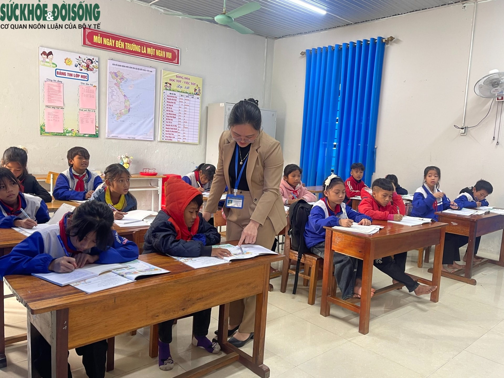 Hết Tết, thầy cô vùng cao lại vào bản 'gõ cửa' từng nhà đưa học sinh trở lại lớp- Ảnh 4. Hết Tết, thầy cô vùng cao lại vào bản 'gõ cửa' từng nhà đưa học sinh trở lại lớp- Ảnh 4.