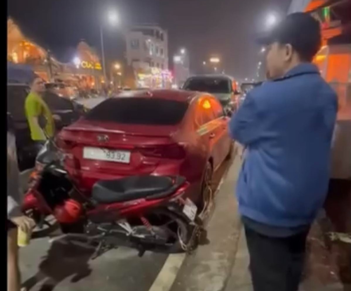 Thông tin mới nhất vụ khóa xe máy vào ô tô vì đỗ trước cửa hàng mình thuê- Ảnh 1. Thông tin mới nhất vụ khóa xe máy vào ô tô vì đỗ trước cửa hàng mình thuê- Ảnh 1.