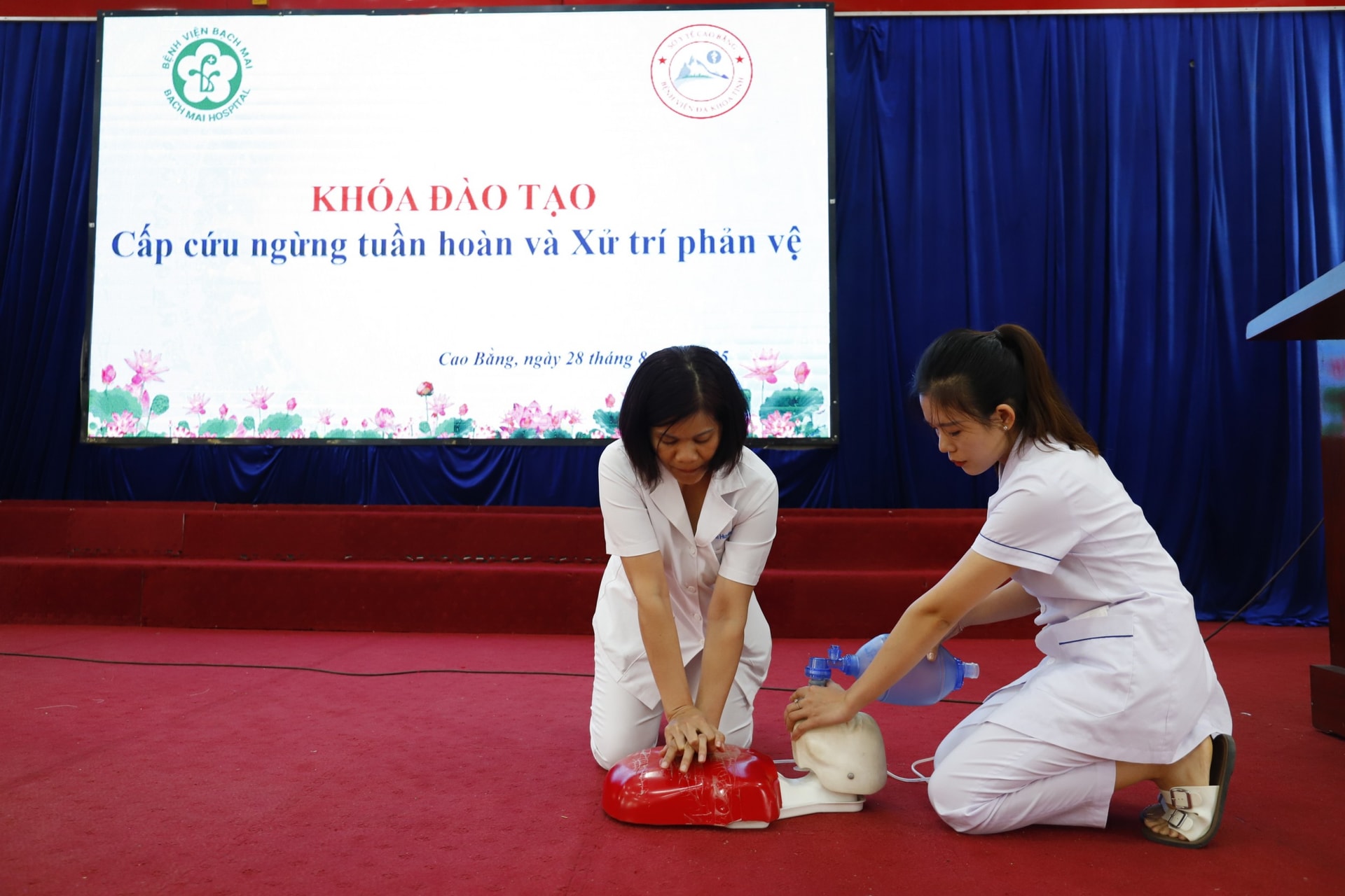 Bác sĩ, điều dưỡng Bệnh viện Bạch Mai cứu người qua cơn sinh tử ở bể bơi, siêu thị- Ảnh 3. Bác sĩ, điều dưỡng Bệnh viện Bạch Mai cứu người qua cơn sinh tử ở bể bơi, siêu thị- Ảnh 3.