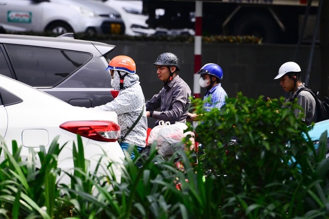 Miền Bắc nắng nóng trên 30 độ trước khi chuyển mưa rét vào đêm nay- Ảnh 1. Miền Bắc nắng nóng trên 30 độ trước khi chuyển mưa rét vào đêm nay- Ảnh 1.